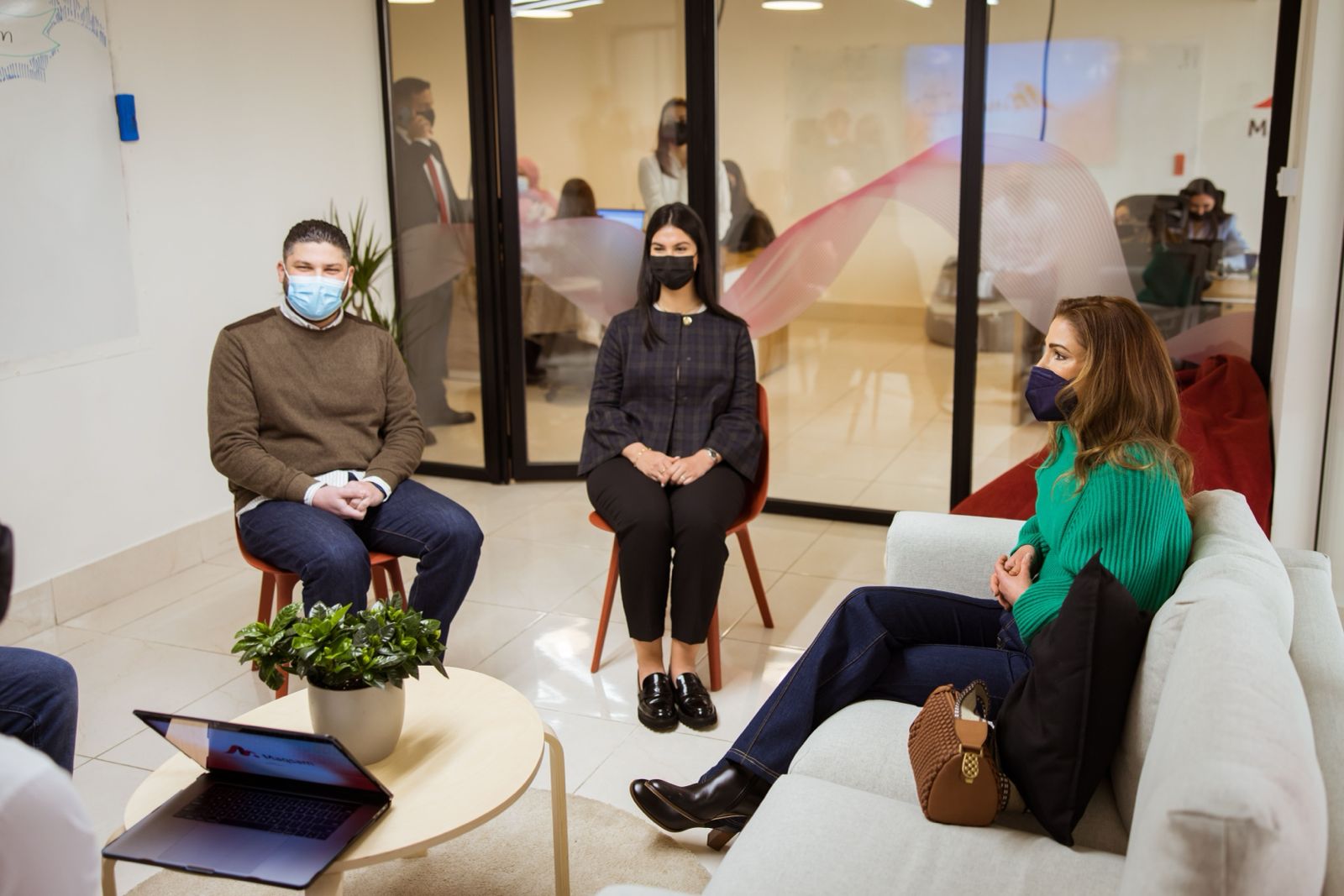 الملكة رانيا تزور شركة مقسم (صور)