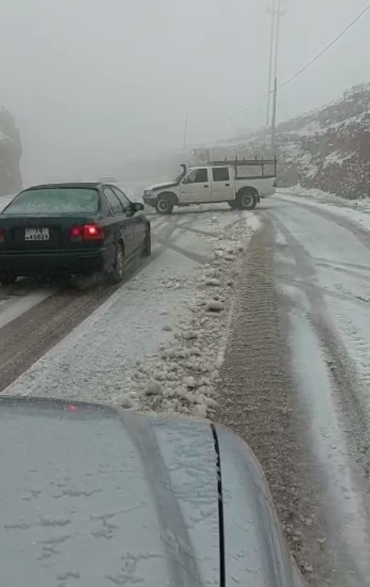 الأشغال تتعامل مع تراكمات ثلجية في