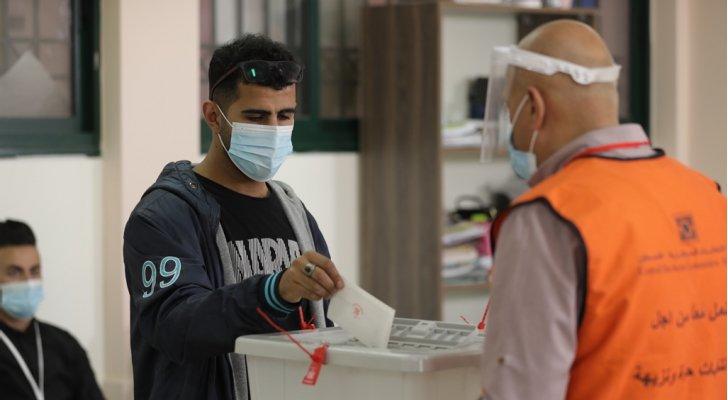 الفلسطينيون يدلون بأصواتهم في الانتخابات المحلية