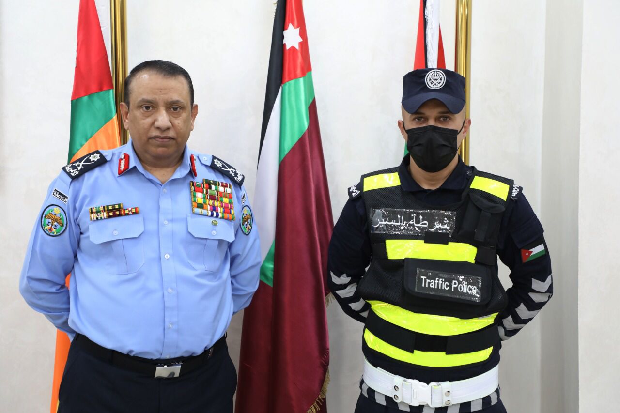 الحواتمة يكرم رقيب سير أنقذ حياة