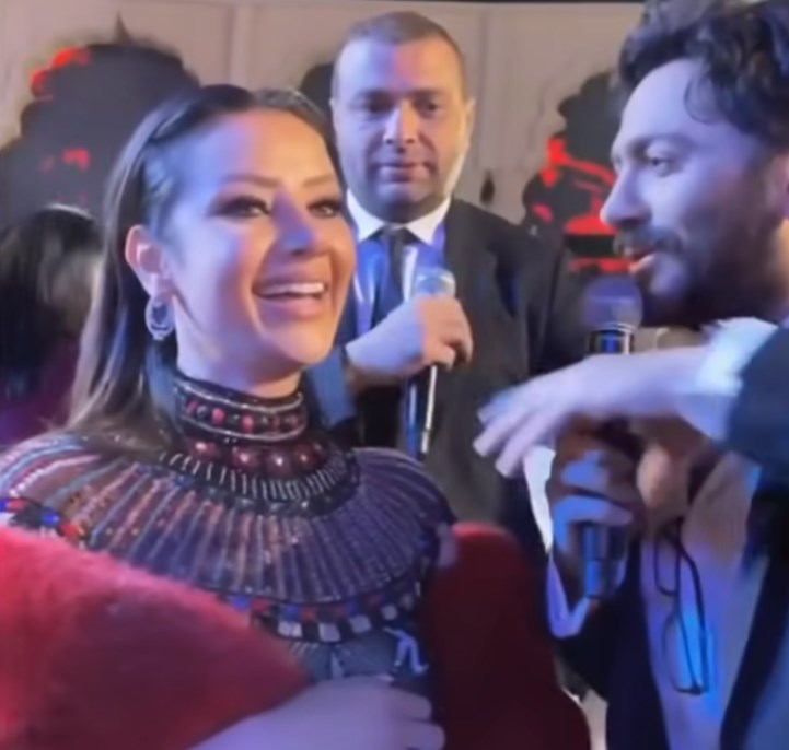 تامر حسني يغني لرضوى الشربيني أنا