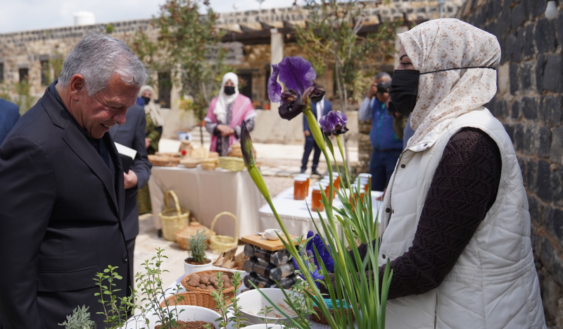 الملك يزور منطقة أم قيس ويسير