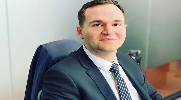 يمتلك إمبراطورية عقارية من 43 منزلا