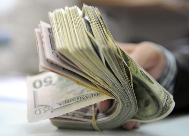 موظف حكومي وأجنبية و825 ألف دولار..