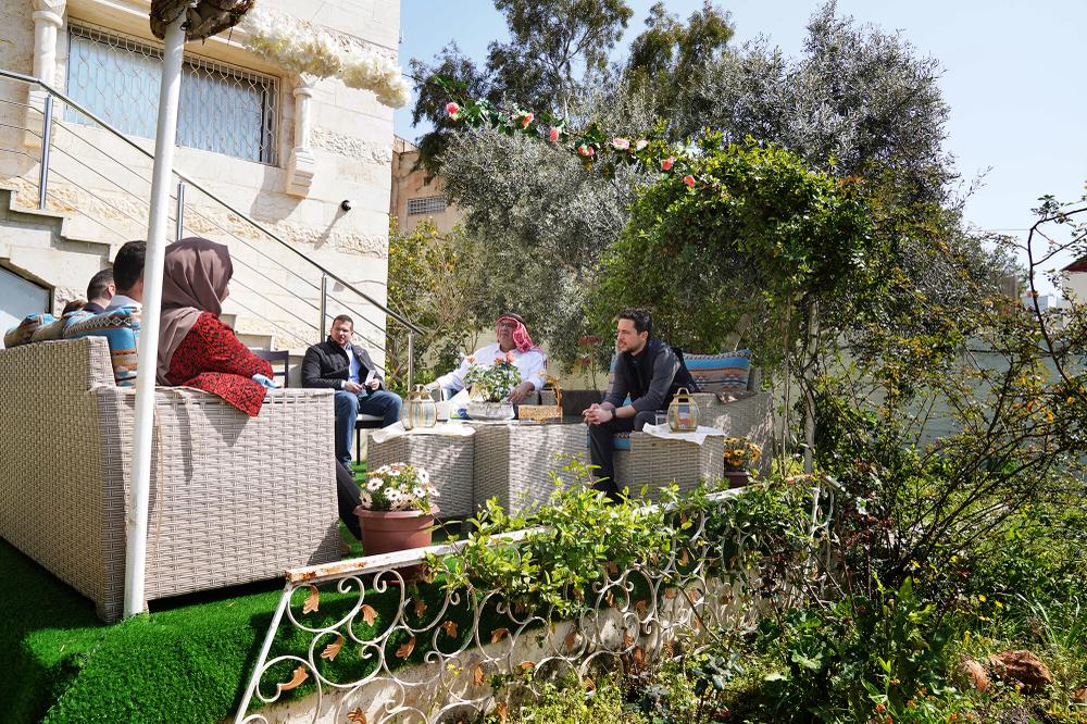 ولي العهد يزور الباحث البيئي أحمد