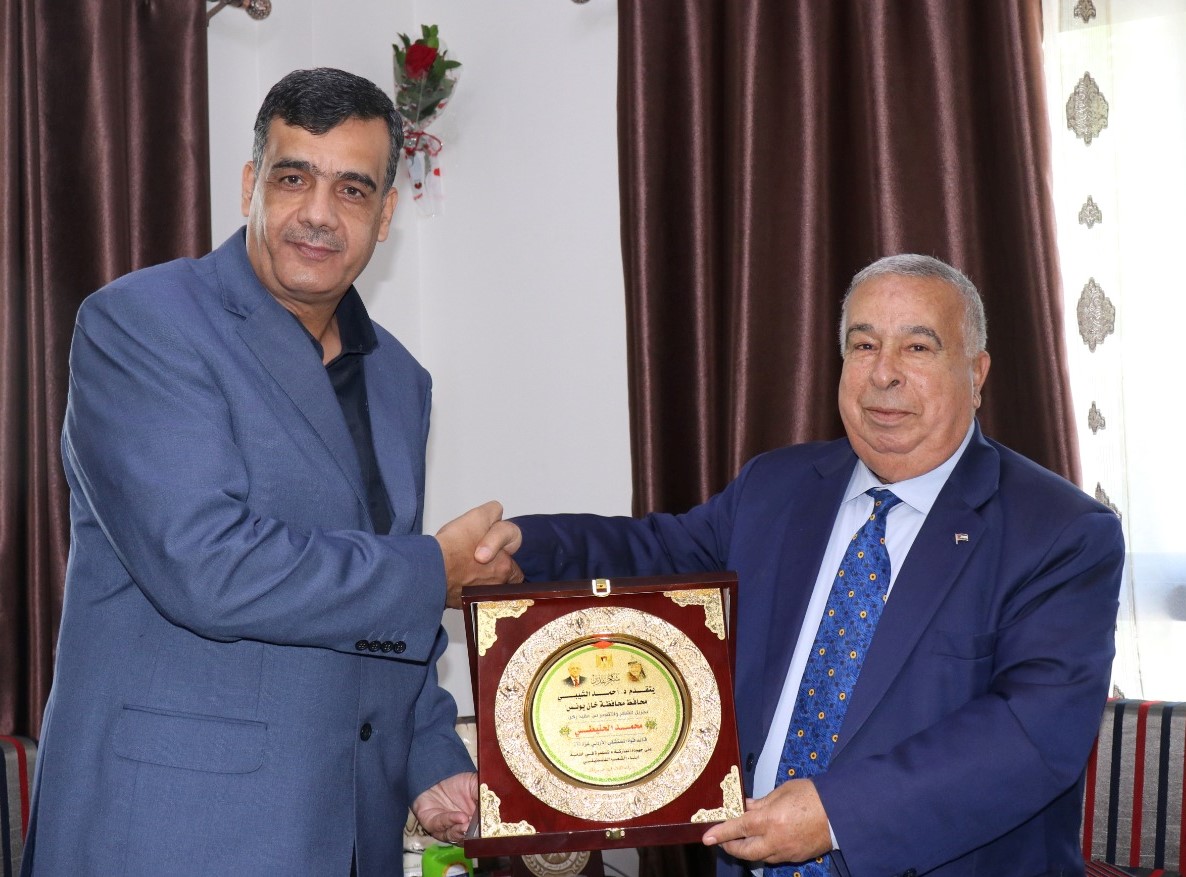 مستشار الرئيس الفلسطيني يشيد بخدمات المستشفى