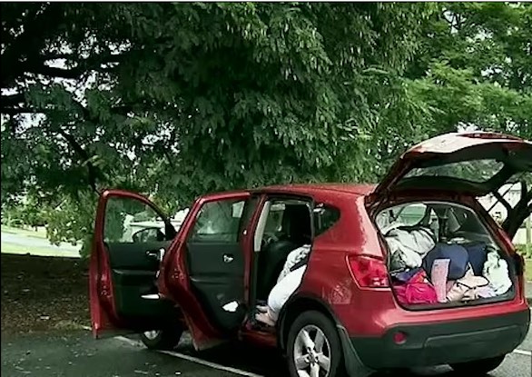 عائلة من 5 أشخاص يعيشون في