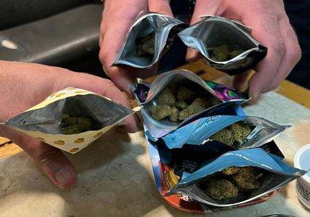 أميركي يحاول تهريب المخدرات بالحلوى في