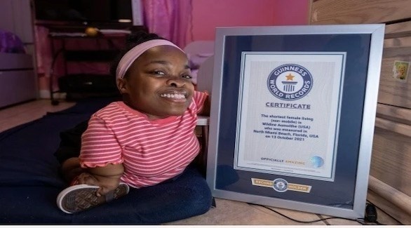 تحصل على لقب أقصر امرأة في