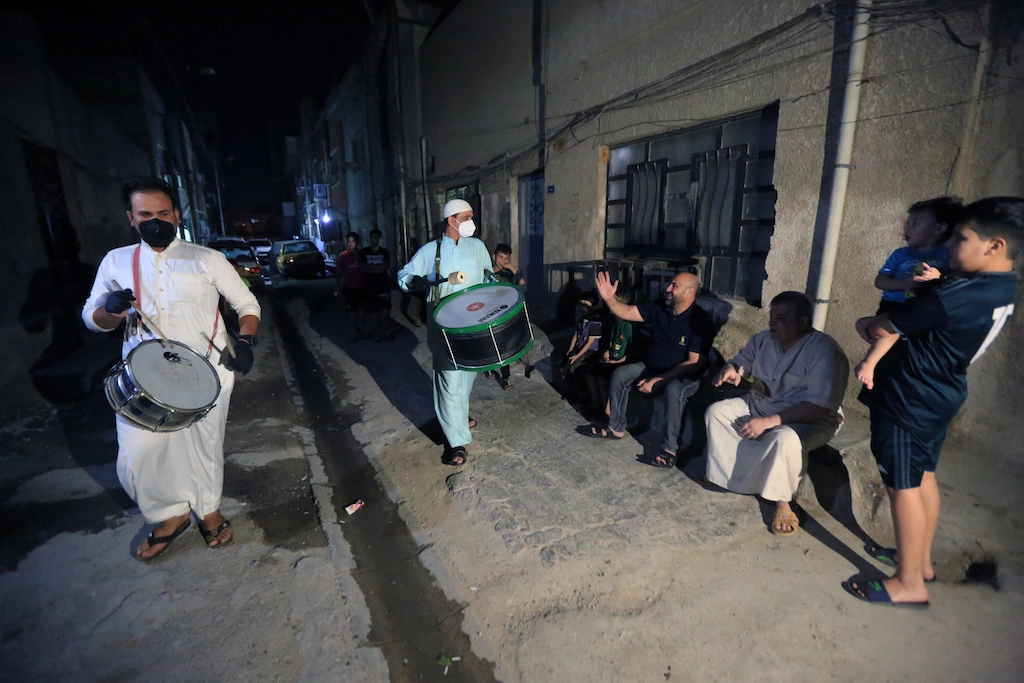 يلقبونه بـالنفار وبوطبيلة ويقوم بجولتين في