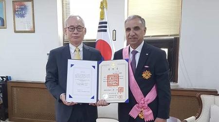 الرئيس الكوري ينعم على السفير العضايلة