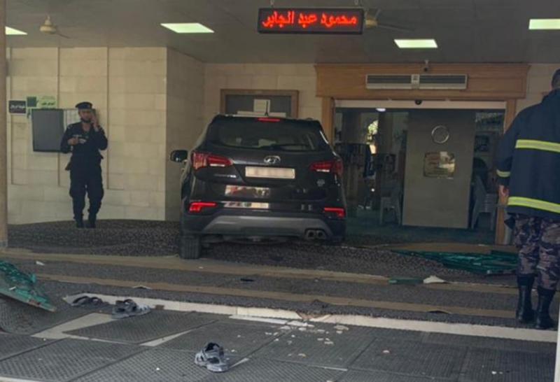 مركبة تقتحم مسجدا وتصيب مصليا في