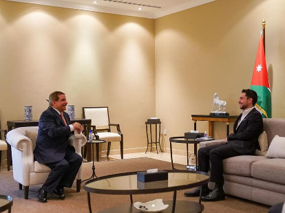 ولي العهد يلتقي الفريق المتقاعد غازي