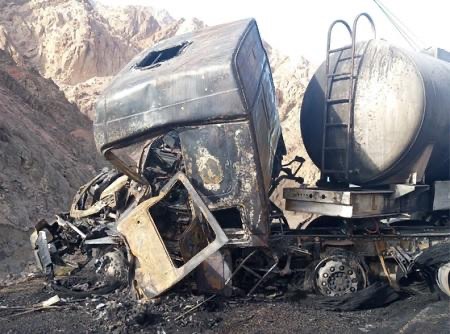 حادث يتسبب بإغلاق طريق مخصص للشاحنات