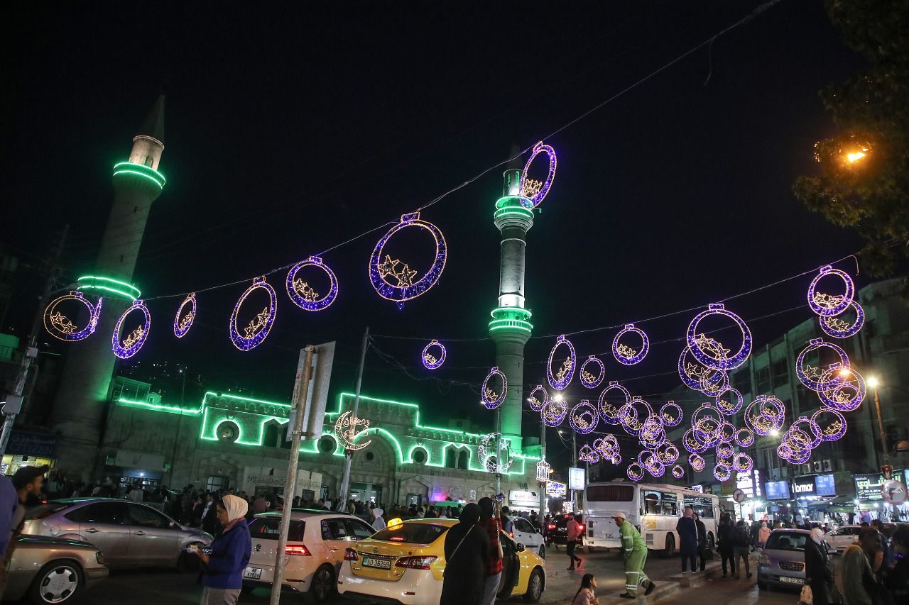 تجارة عمان تزيّن شوارع وأسواقا تجارية