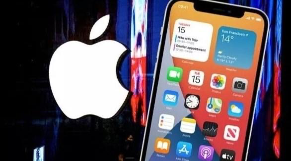 أبل تحث مستخدمي آي فون على