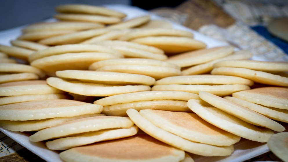 الإقبال على “القطايف” بلغ ذروته في