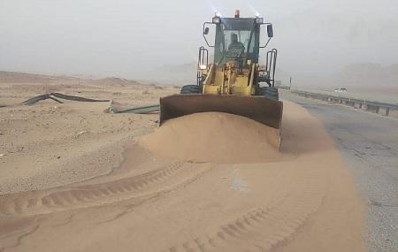 الرمال تغلق الطريق الصحراوي- صور