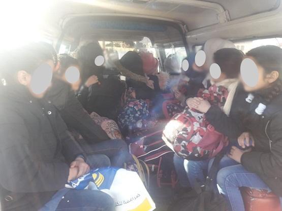 ضبط باص صغير يحمل 31 طالبا