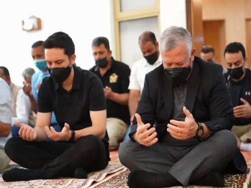 الملك وولي العهد يؤديان صلاة الجمعة