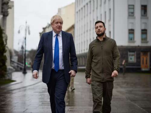 جونسون يتجول سيرا على الاقدام برفقة