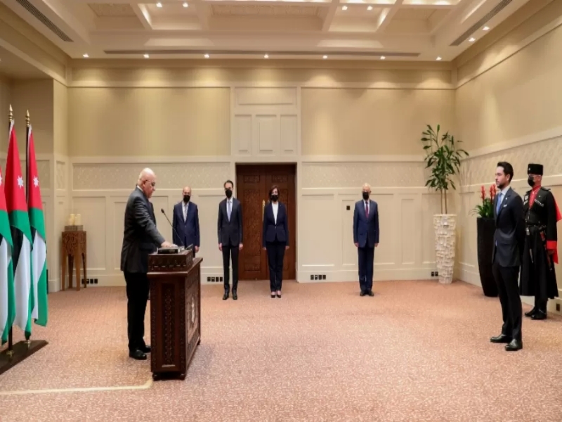 رئيس وأعضاء المستقلة للانتخاب يؤدون اليمين