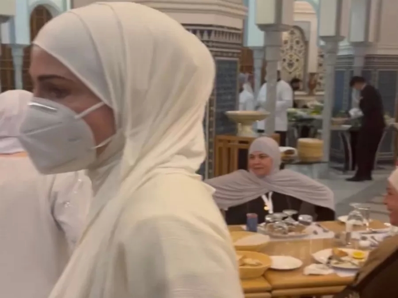 الملكة رانيا واميرات يؤدين العمرة (صورة)