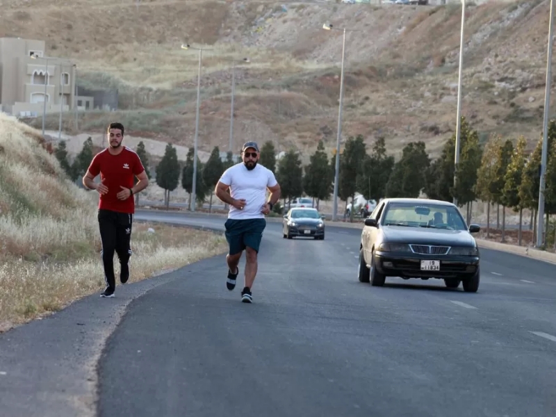 الأردنيون يقبلون على رياضة المشي في