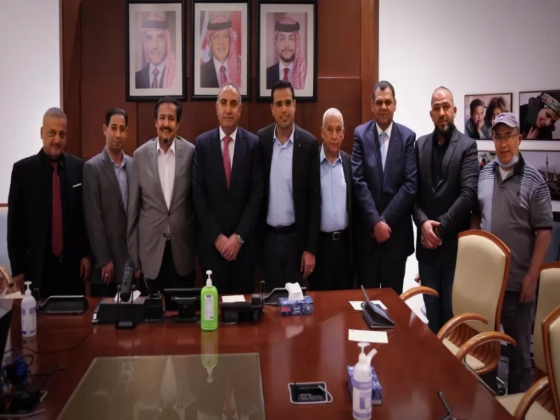 بحث التحديات والمشاكل التي يتعرض لها