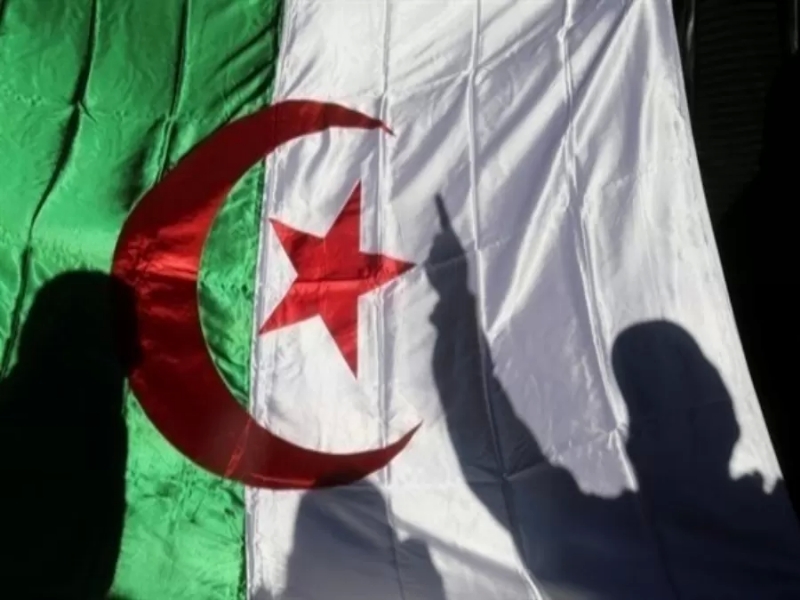 الجزائر تتهم المغرب بقصف قوافل تجارية
