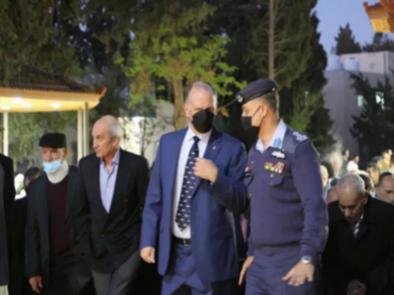 الأمير فيصل يشارك مرتبات سلاح الجو