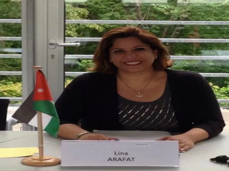 السفيرة لينا عرفات متحدثة في حول