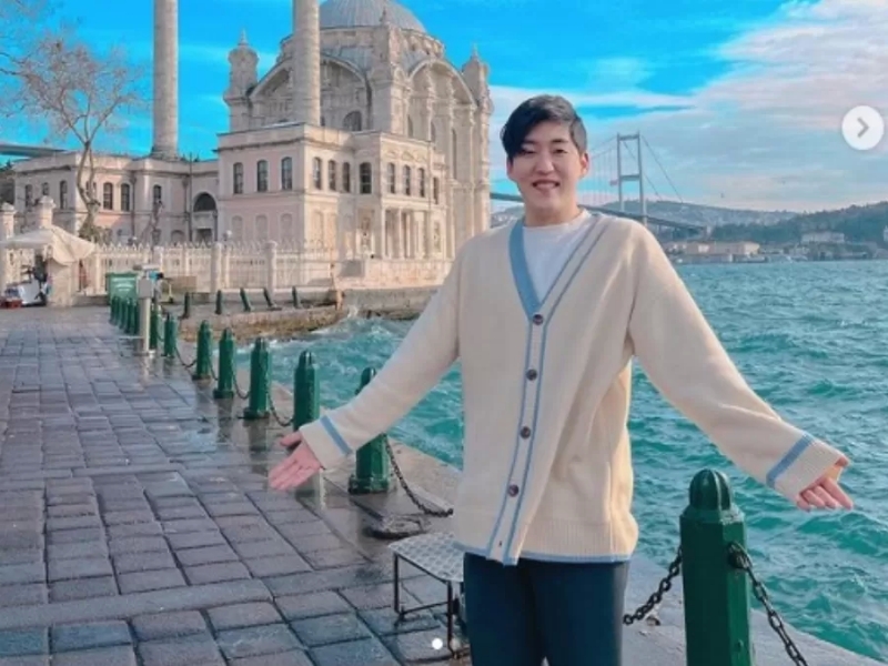 اليوتيوبر الكوري داود كيم يؤدي العمرة