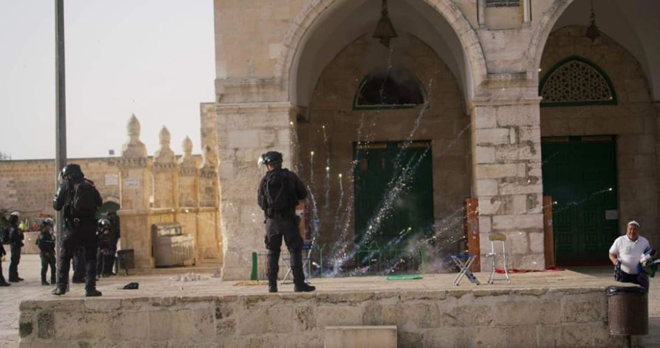 إصابات واعتقالات باقتحام الاحتلال الأقصى وقمع