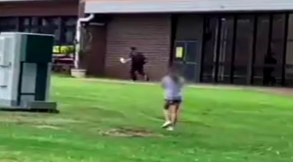 أطفال شجعان يتغلبون على لص حاول