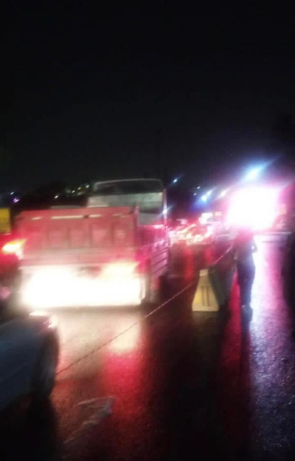 انسكاب بنزين على طريق عمان -