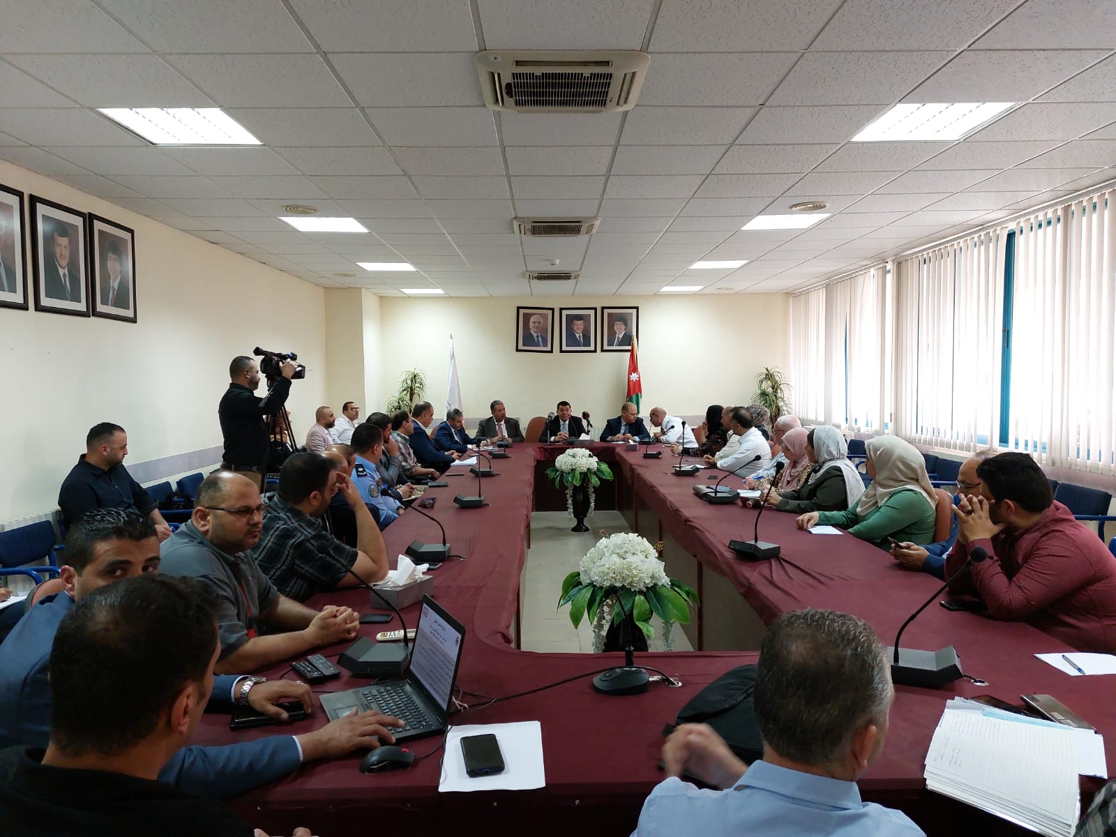 وزير العمل يعرض للمستثمرين والقطاع الصناعي