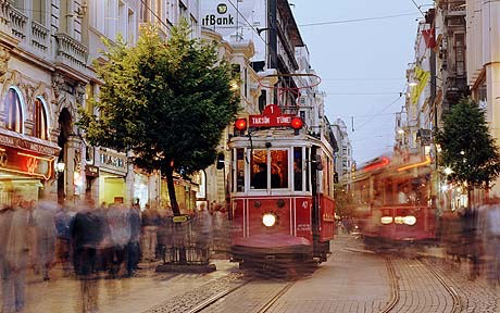 انفجار يهز بناء في منطقة بيوغلو