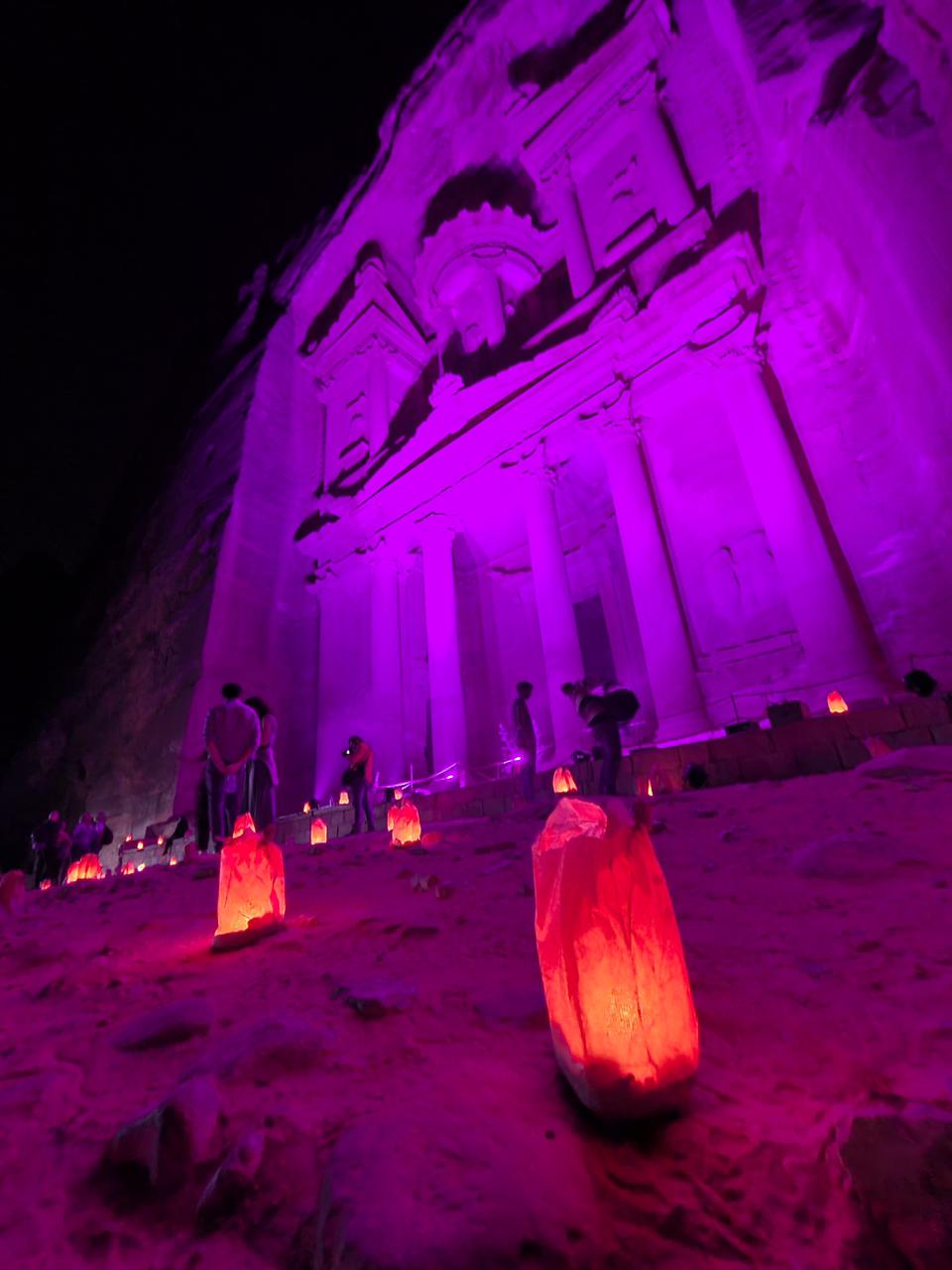 البترا مضاءة باللون البنفسجي بمناسبة اليوم