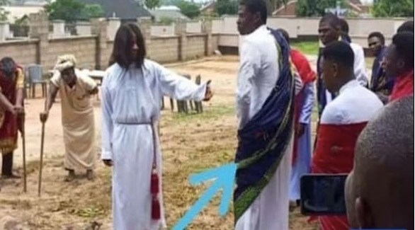 يتوفى على المسرح .. والجمهور يعتقد