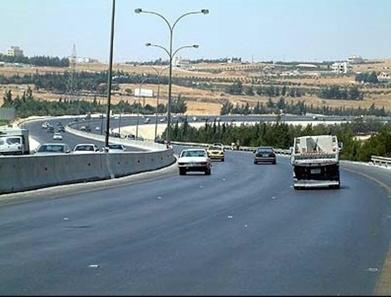 نائب يصدم مركبة على طريق المطار