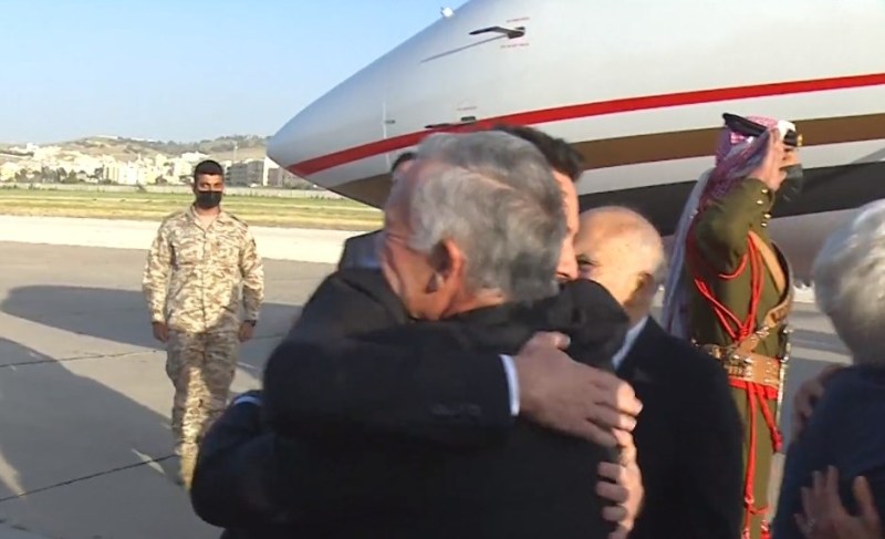 ولي العهد في مقدمة مستقبلي الملك