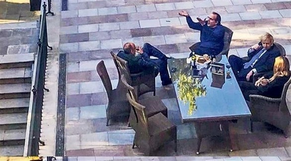 جونسون يعتذر عن خرق قواعد كورونا