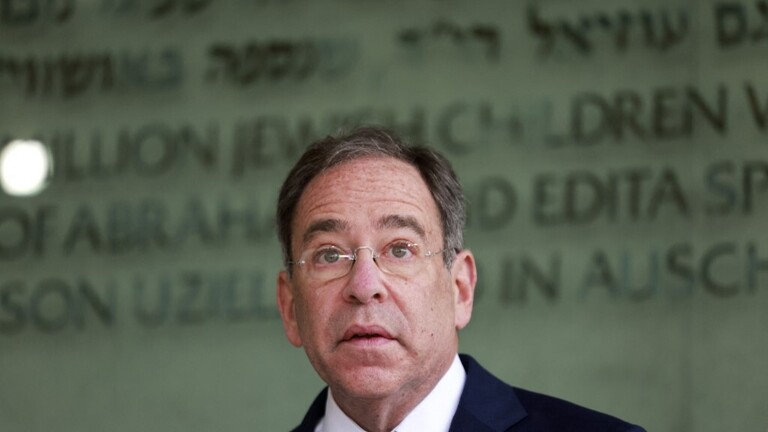 السفير الأمريكي لدى العدو يجري محادثات