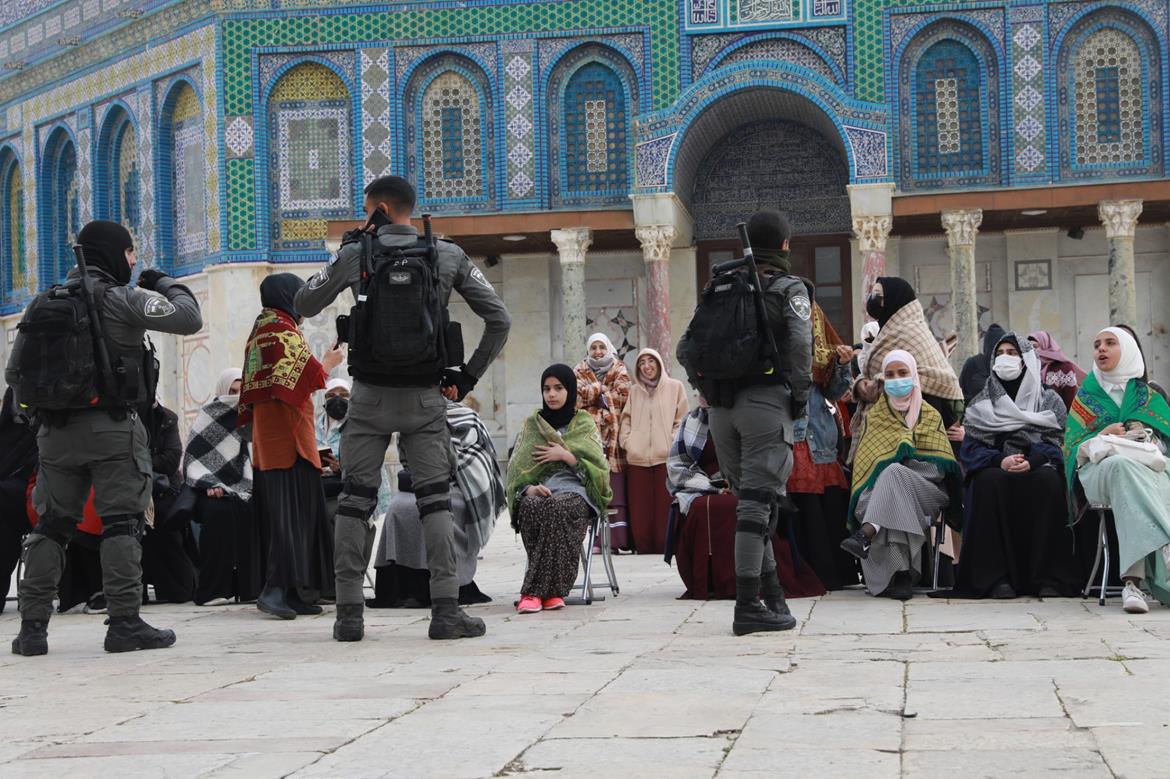 الاحتلال والمستوطنون يقتحمون المسجد الأقصى