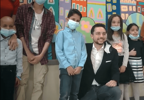 ولي العهد يحقق أمنية لطفل بمركز