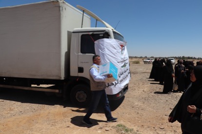 توزيع طرود خيرية ومساعدات بمنطقتي الأزرق