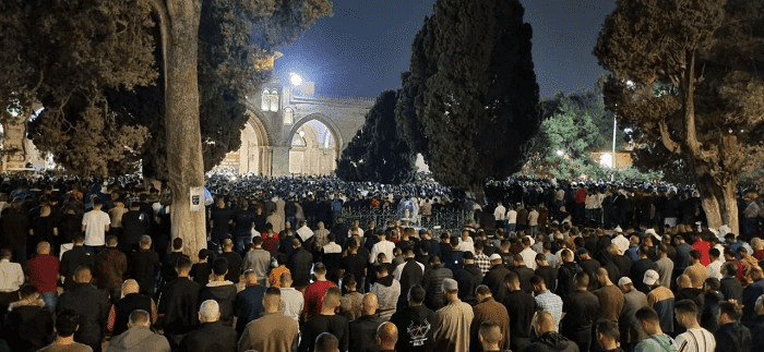 أكثر من 100 ألف شخص يصلون