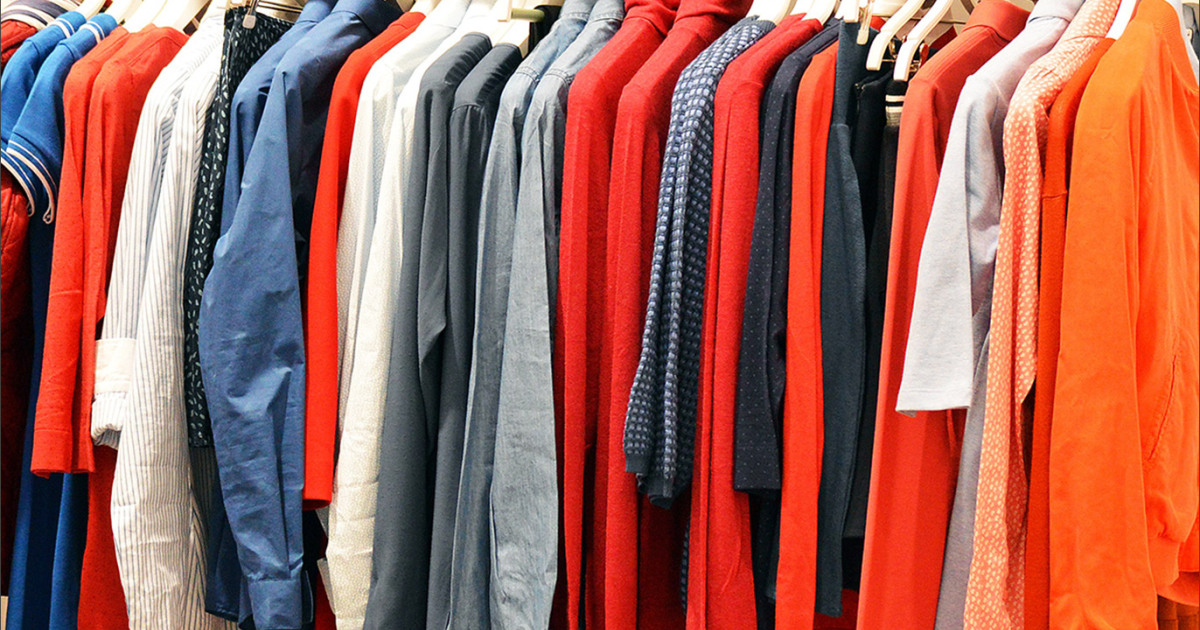 قبيل العيد.. الطلب على الألبسة دون