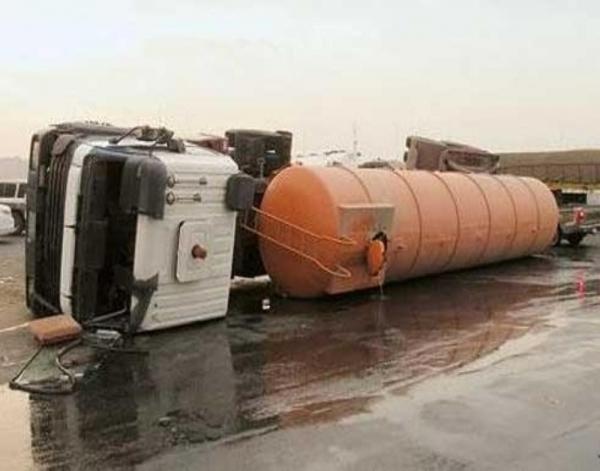 تعرض صهريج محمل بمادة البنزين لحادث